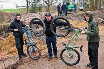 Neuer Pumptrack in Chemnitz: Bau beginnt mit Müllsammelaktion - Erik Kellig, Oliver Kunz und Henning Friedrich (v. l.) bauten mit und werden die Anlage später auch selbst nutzen. 