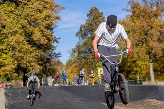 Neuer Pumptrack in Rodewisch lockt Biker-Nachwuchs schon vor der Eröffnung in Scharen an - Am Sonntag wird der Pumptrack in Rodewisch offiziell eingeweiht. Die Freizeitanlage kann mit BMX-Rädern, Rollern und Skateboards befahren werden. Schon vor der Freigabe ist die Anlage gut besucht.
