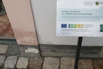 Neuer Putz am Herrenhof bröckelt schon wieder - Nässe zieht in die Mauern und der Putz bröckelt am Herrenhof in Erla. Das Objekt wurde erst vor zwei Jahren saniert.