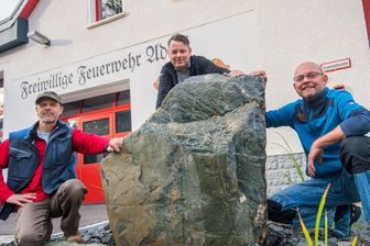 Neuer Quellstein plätschert vor Adorfer Feuerwache - Stehen vor dem neuen Quellstein an der Feuerwache in Adorf: Natursteinfachmann Mirko Richter, Wehrleiter Rico Bochmann und Installateur und Feuerwehrkamerad Jens Rutkowski (von links).