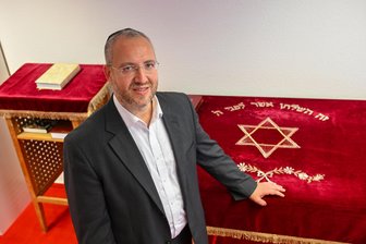 Neuer Rabbiner in Chemnitz: Im Osten sind die Menschen weniger arrogant - Michael Jedwabny in den Räumen der Jüdischen Gemeinde an der Inneren Klosterstraße. Seit Juli ist er Rabbiner der Gemeinde in Chemnitz.
