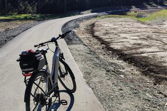 Neuer Radweg bei Muldenberg wird bereits rege genutzt - Auf dem neuen Radweg in Muldenberg zwischen dem Hämmerlingweg und dem Parkplatz am Kielfloßgraben.