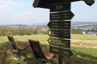 Neuer Radweg garantiert auch schöne Ausblicke - Für eine Verschnaufpause mit herrlichem Blick ins Land bieten sich die zwei neuen Bänke geradezu an. 