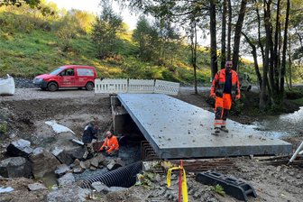 Neuer Radweg im Erzgebirge: Bürgermeister tritt Falschaussagen entgegen - Zum Radweg gehören zwei Brücken – Mitarbeiter der Pflasterbaufirma Meyer aus Friedebach an einer davon.