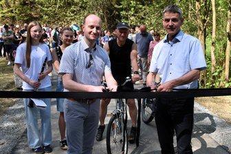 Neuer Radweg im Erzgebirge feierlich eingeweiht - Thums Bürgermeisters Thomas Mauersberger (l.) und der neue Herolder Pfarrer Gilbert Peikert haben den Radweg freigegeben.