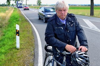 Neuer Radweg in Hainichen: Baurecht für die Strecke an der B 169 - Schon 2016 stand Dieter Greysinger als Bürgermeister mit dem Rad an der B 169 und forderte den Bau eines Radwegs zwischen Falkenau und Gersdorf. 