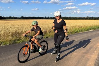 Neuer Radweg in Hainichen sorgt für Ärger: Dürfen die Motorsportler darauf fahren? - Ein sportlicher Sonntagsausflug im Sonnenschein: Diese Hainichenerin ist hier mit ihrem Sohn unterwegs auf dem neuen Radweg in Hainichen zwischen der Gartenstadt und der B 169.