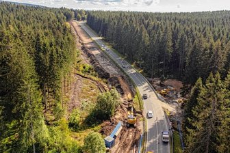 Neuer Radweg in Muldenberg sorgt für Großbaustelle mitten im Wald - Erst aus der Vogelperspektive wird die Dimension des künftigen Radweges zwischen Muldenberg und dem Schneidersberg bei Klingenthal deutlich.