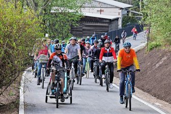 Neuer Radweg schließt Lücke zwischen Wüstenbrand und Lugau - Flanke nach Chemnitz weiter offen - Zur Einweihung traten 100 Radler auf der neuen Strecke in die Pedale.
