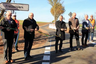 Neuer Radweg zum Freizeitpark Plohn eröffnet - Radeln frei nach Plohn: Vertreter der Verwaltungen, des Freizeitparkes und der beteiligten Unternehmen zerschneiden das Band (v.l.): Freizeitpark-Geschäftsführer Lutz Müller, der Plohner Bürgermeister Volker Bachmann, Landrat Rolf Keil (CDU), Plohns Ortsvorsteher Steffen Weichhold, CDU-Landtagsabgeordneter Stefan Hösl