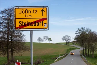 Neuer Radweg zwischen Jößnitz und Steinsdorf wird eröffnet - Zwischen Steinsdorf und Jößnitz wurde der kombinierte Geh- und Radweg gebaut. Das Foto entstand vor dem Baustart.