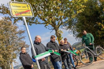 Neuer Radweg zwischen Steinberg und Crinitzberg schließt Lücke zwischen Vogtland und Zwickau - Der neue Radweg zwischen Rothenkirchen und Bärenwalde ist am Freitag offiziell freigegeben worden. Die Gemeinde Steinberg hat an der Kreisgrenze ein inoffizielles Ortsein-und Ausgangsschild montiert. 