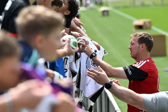 Neuer-Rätsel vor dem Test der Emotionen: "Wie ein WM-Spiel" - Julian Nagelsmann schreibt Autogramme für Fans der Nationalmannschaft (Archivbild). 