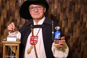 Neuer Räuchermann vorgestellt: Der doppelte Nachtwächter von Zwickau - Zwickaus Nachtwächter Christian Bretschneider präsentiert das diesjährige Räuchermännchen.