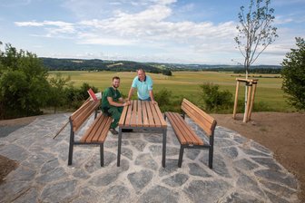 Neuer Rastplatz am Neundorfer Rundwanderweg bietet Panoramablick ins vogtländische Elstertal -
