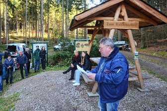 Neuer Rastplatz in Schnarrtanne eingeweiht - Uwe Ficker sprach zur Einweihung des Platzes über die Geschichte der sich in seiner unmittelbaren Nachbarschaft befindenden Hahnenhäuser.