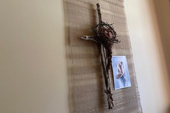 Neuer Raum der Stille im Plauener Rathaus sorgt für Diskussionen - Ein christliches Kreuz im neuen Raum der Stille im Plauener Rathaus.