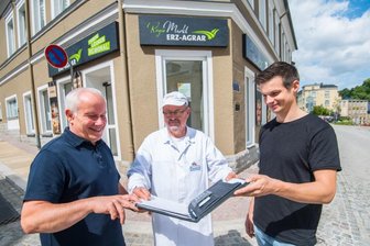 Neuer Regio-Markt öffnet im alten Schlecker - Die Agrargenossenschaft Lößnitz-Stollberg eröffnet im ehemaligen Schlecker in Lößnitz einen Regio-Markt. Bernd Schmitt, Vorstandsvorsitzender der Agrargenossenschaft, Hartmut Rucks, Leiter Direktvermarktung, sowie Yves Krone, Imker und Direktvermarkter (v. l.), bei letzten Absprachen. 