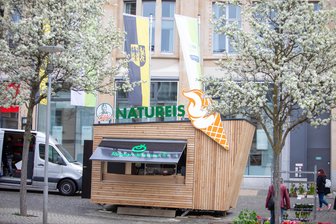 Neuer Regionalware-Kiosk bezieht Standort am Plauener Postplatz - Seit Montagfrüh steht der neue Verkaufskiosk des Regionalware-Geschäfts auf dem Plauener Postplatz.