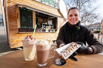 Neuer Regionalware-Laden und Eis-Kiosk in der Plauener Innenstadt: Diese Veränderungen stehen jetzt an - Heiße Schokolade oder Waffelspieße: Eyleen Eich hat das Sortiment für die Wintersaison umgestellt.