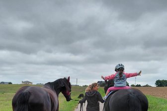 Neuer Reitverein in Auerswalde: Ab wann können Kinder das Reiten lernen? - Nicole Nestler ist begeisterte Reiterin. Tochter Jodie (2) sitzt auch schon auf einem Ross.