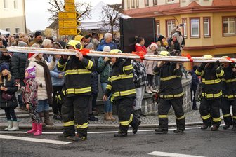 Neuer Rekord: 11,27 Meter langer Christstollen aus dem oberen Vogtland bei Adventstreffen in tschechischer Partnerstadt angeschnitten - Kräftige Feuerwehrmänner trugen den über 11 Meter langen Weihnachtsstollen zum Marktplatz in Luby/Schönbach.
