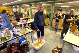 Neuer Rekord im Erzgebirge: 100 Menschen stampfen mehr als eine Tonne Weißkohl zu Sauerkraut - Jutta Hübler aus Porschendorf bei Dresden beim Sauerkrautstampfen mit den Füßen.
