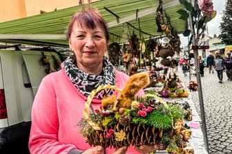 Neuer Rekord: Oelsnitzer Bauernmarkt wird immer beliebter - Sabine Wilfert bot an ihrem Verkaufsstand gebastelte Zapfen mit einem Eichhörnchen an.
