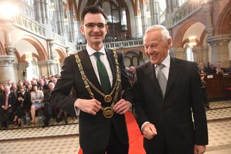 Neuer Rektor der TU feierlich ins Amt eingeführt - Professor Gerd Strohmeier erhielt von Dr. Peter Seifert, Vorsitzender des Hochschulrates und früherer Chemnitzer OB, die Amtskette.