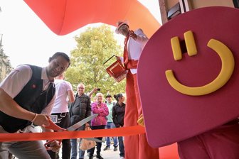 Neuer Rewe in Zwickauer Schocken-Kaufhaus eröffnet: 200 Besucher stürmen den Markt - Die wichtigste Aufgabe des Tages hatte Marktmanager Felix Richter. Er zerschnitt das rote Band und eröffnet den Rewe-Markt damit offiziell. 200 Besucher drängten in den Markt.