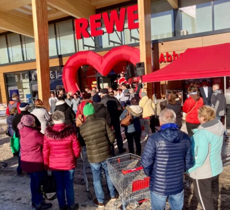 Neuer Rewe-Markt in Lauter: Kunden entern Geschäft am Eröffnungstag - Zur Eröffnung des Rewe-Markts in Lauter bildeten sich Warteschlangen bis auf den Parkplatz zurück.