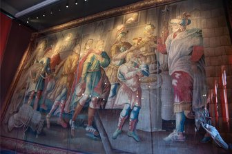 Neuer Riesen-Teppich für Oelsnitzer Teppichmuseum: Der ungewöhnliche Weg eines Meisterwerks - Eine Herausforderung auch für den Fotografen: Der Gobelin „Joseph und seine Brüder“, entstanden um 1700 in der französischen Manufaktur Aubusson, ist mit 2,70 mal 4,20 Meter das bisher größte Exponat auf Schloss Voigtsberg.