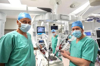 Neuer Roboter erobert OP-Saal im Plauener Helios Vogtland-Klinikum - Krzysztof Szkaradzinski (links) ist Chefarzt für Frauenheilkunde und Geburtshilfe. Der Gynäkologe will künftig roboterassistiert operieren. Dr. Lutz Meyer (Mitte), der Chefarzt der Allgemein- und Thoraxchirurgie, sowie Chef-Urologe Dr. Felix Hillig tun es bereits.