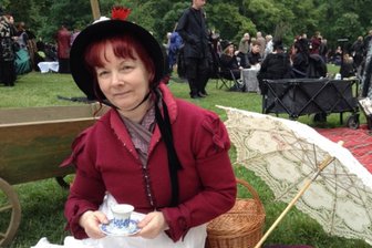 Neuer Roman von Sabine Ebert: Ist das Ende der Welt gekommen? - Geschichtsfan: Sabine Ebert in Kostüm beim Wave-Gotik-Treffen in Leipzig.