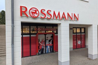 Neuer Rossmann in Thalheim: Drogeriemarkt lockt mit Eröffnungsrabatt - Noch sind die Türen geschlossen. Am Samstag wird die Kundschaft das Geschäft erstmals betreten können.