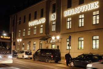 Neuer Scanner in Plauens Vogtlandbibliothek macht alte Zeitungen lesbar - In der Vogtlandbibliothek kann auch in historischen Zeitungen geschmökert werden.