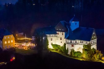 Neuer Schlossherr auf Rauenstein - 110 Schwibbögen beziehungsweise beleuchtete Dreiecke in den Fenstern sowie mehrere Außenstrahler machen das Schloss Rauenstein in diesen Tagen zum Hingucker.