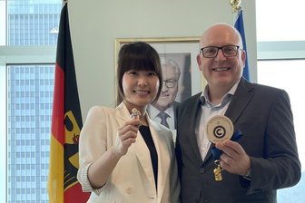 Neuer Schub für die kriselnde Wirtschaft? Chemnitz baut Kontakte nach Asien aus - OB Sven Schulze und Heidi Chang, Repräsentantin der taiwanesischen Stadt Kaohsiung.
