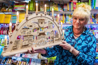 Neuer Schwibbogen für Lößnitz: Warum die Erfinderin selbst noch keinen hat - Lößnitz hat einen Stadtschwibbogen. Ausgedacht hat ihn sich Ines Reimann.