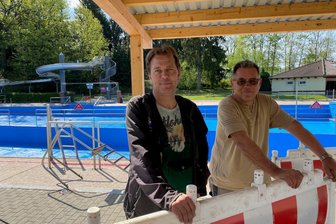 Neuer Schwimmmeister und Modernisierung: Penigs Freibad rüstet sich für die Saison - Alexander Jörk (links) ist der neue Badebetriebsleiter im Peniger Freibad. Unterstützt wird er von Schwimmmeister Michael Haupt. Am 1. Juni beginnt die Saison im Bad.