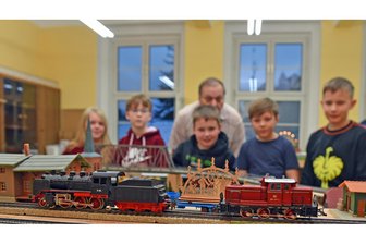 Neuer Schwung für Neuhausens Modelleisenbahnclub - Lea (v.l.), Jason, Theodor, Vincent und Jakob besprechen mit Günter Thieme, selbst Eisenbahner gewesen, den weiteren Ausbau ihrer Modellstrecke.