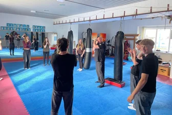 Neuer Schwung fürs Ehrenamt: Projekt im Erzgebirge holt Schüler zu den Vereinen - Ehrenamtsprojekt: Marienberger Schüler besuchen den örtlichen Karateverein.