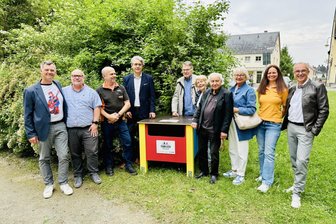 Neuer Service: Alle Plauener Spielplätze mit einer Sandspielzeugkiste auf einen Blick - Gruppenbild zur feierlichen Übergabe am Spielplatz Heineplatz (von links): Daniel Seifert, Lars Buchmann, Heiko Pietzsch, André Bauer, vier Mitglieder des Lions Club Plauen-Spitze, Carolina Wild und Thomas Münzer vom Dachverband Stadtmarketing Plauen.