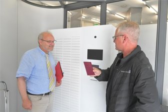 Neuer Service im Bürgerhaus Freiberg: Fotobox ist in Betrieb - Im August wurde die Fotobox von Amtsleiter Gerd-Dieter Garthe (l.) und Neal Herring aufgebaut.