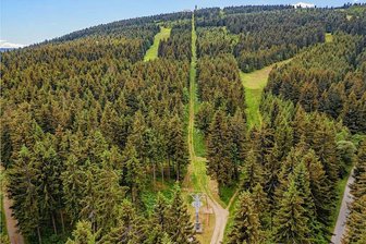 Neuer Sessellift im Erzgebirge: Bringen Millionen aus dem Vogtland die Wende am Fichtelberg? - Die Himmelsleiter-Seite des Fichtelbergs gilt aufgrund ihrer geschützten Lage als schneesicherster Bereich des Skigebiets. Schon seit Langem gibt es Pläne für einen Ausbau.