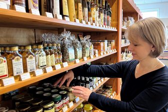 Neuer Shop mitten auf dem Land im Erzgebirge: Kunden sogar aus Zwickau und Freiberg - Sandra Reichel ordnet die Ware im Regal mit den Honigspezialitäten.