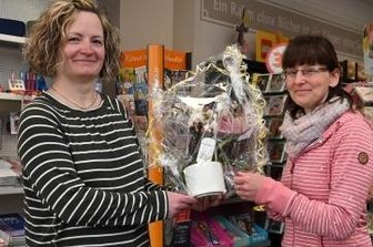 Neuer Shop von "Freie Presse" - Anett Hofmann (l.), Geschäftsstellenleiterin Freiberg, gratuliert Katja Dierbeck zum neuen Angebot der "Freien Presse". 