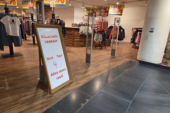 Neuer Snack- und Tabak-Kiosk in der „Galerie Roter Turm“ kurz vor der Eröffnung – anderes Geschäft vor Schließung - Im Untergeschoss läuft der Countdown für die Schließung von „Jeans Live“. Einen Nachmieter soll es hier aber bereits geben.