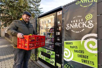 Neuer Snackautomat in Auerbach: Ein Trend zieht ins Vogtland ein - Der 35-jährige Lars Kache aus Ellefeld ist der Mann, dem die „Uncle Snacks“-Automaten in Ellefeld und Auerbach gehören.
