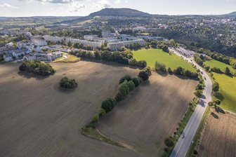 Neuer Solarpark an B 95 im Erzgebirge geplant: Gemeinde startet Umfrage unter Einwohnern - Ein Solarpark soll an der B 95 zwischen Wiesa und Annaberg-Buchholz entstehen.